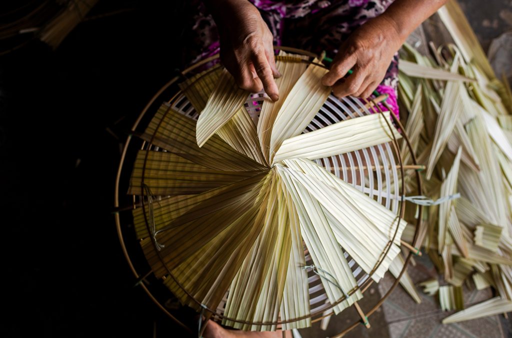 2
Tạo khung nón - Tre được chuốt và uốn thành các vành nón chắc chắn, cân đối.